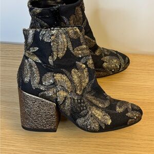 Les Trois Garcons’ Black and Gold Floral Ankle Boots w/Block Heels Woman’s 5-6‎